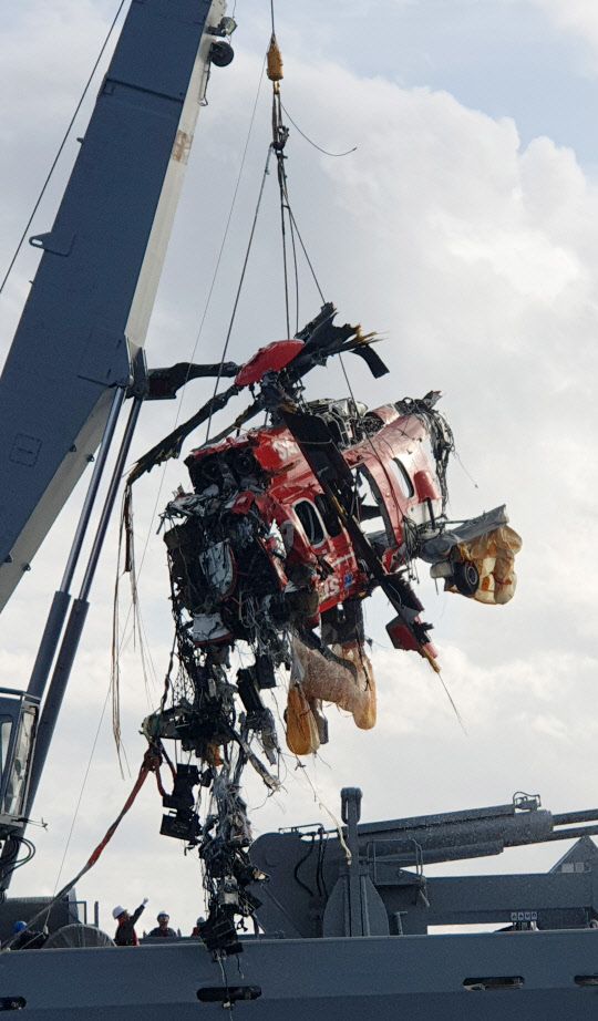 바다 위로 올라온 '독도 추락헬기'      (독도=연합뉴스) 독도 인근 해상에서 추락한 소방헬기가 3일 오후 해군 청해진함에 의해 인양되고 있다. 해경은 이날 오후 2시 4분께 청해진함 갑판 위로 소방헬기 인양을 완료했다고 밝혔다. 2019.11.3 [동해지방해양경찰청 제공. 재판매 및 DB 금지]      conanys@yna.co.kr  (끝)
